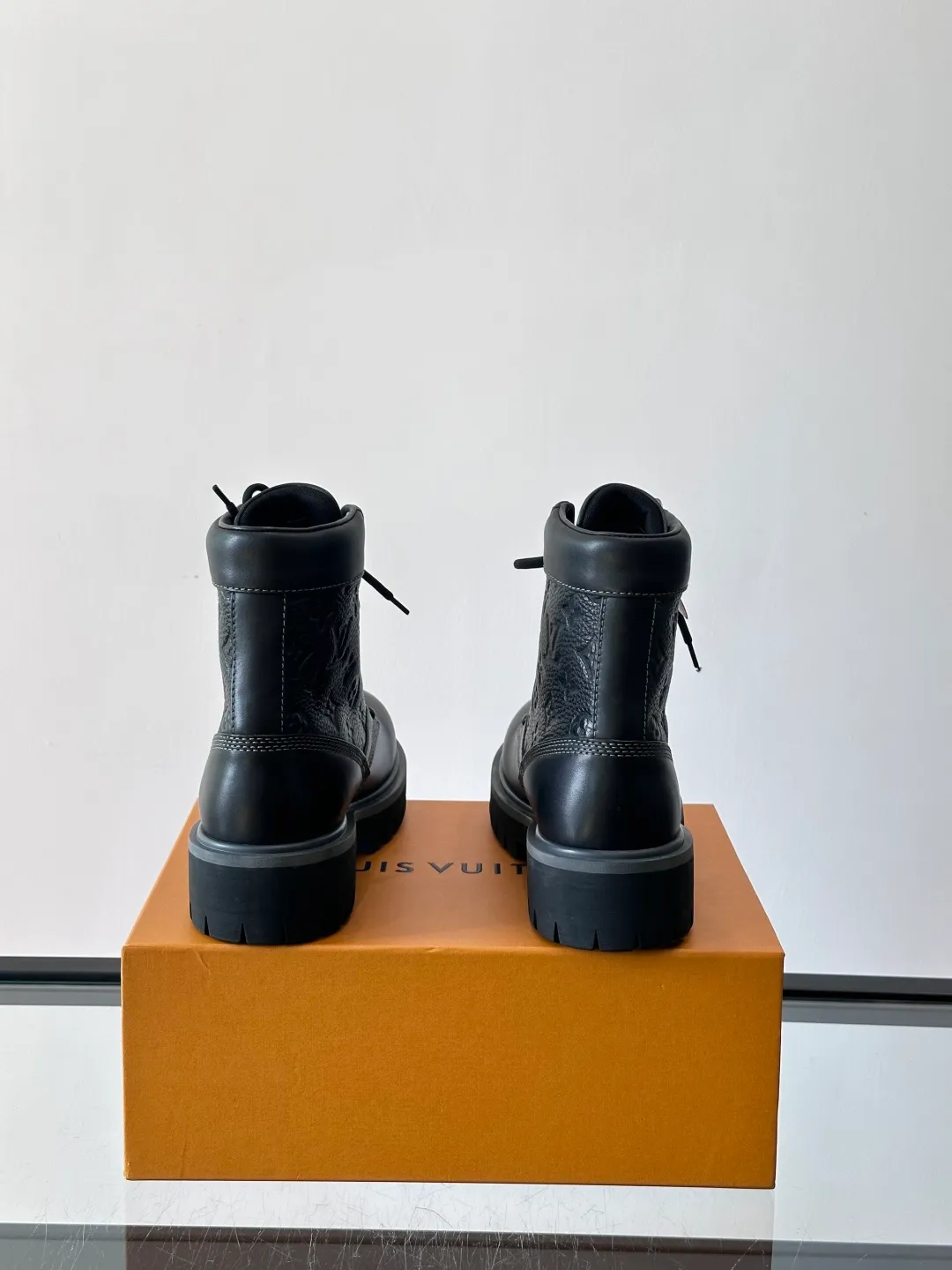 [L Home] Top P: 920💰 Size: 39-44 (45 can be customized) LOUIS VUITTON Louis Vuitton ss25 LV Donkey brand new thick-soled lace-up big-toe shoes men's casual shoes high-top short boots. These boots are crafted from top-grain calf leather for a lightweight and comfortable fit. The thick EVA outsole is embellished with eye-catching ridges, and the trendy attitude of being both strong and soft makes it an everyday choice. ✔Upper: imported first-layer cowhide ✔Lining: cowhide ✔Outsole: original molded outsole